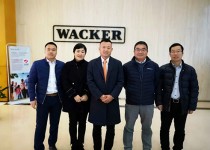 董事長(zhǎng)尹國(guó)平、董事總經(jīng)理張振豐、副總尹嵐等領(lǐng)導(dǎo)出席瓦克年度總結(jié)會(huì)議